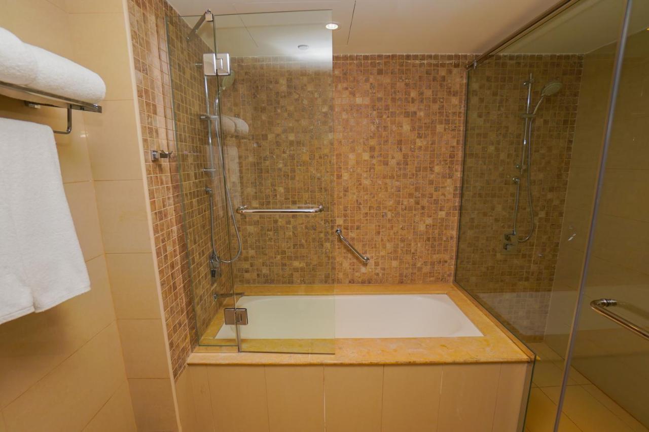 The Grand Lux Hotel Doha Exterior foto A bathtub with a shower enclosure