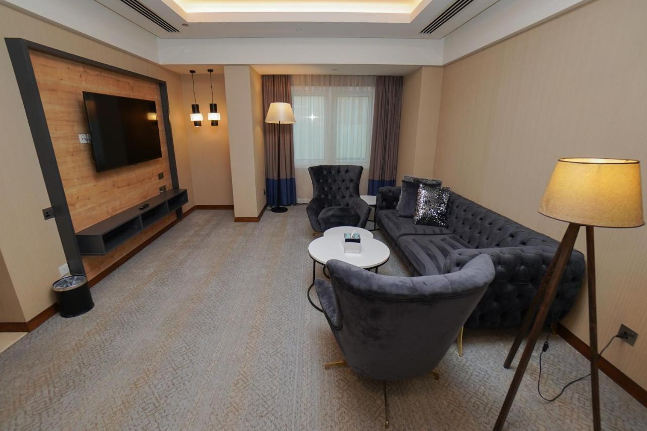 The Grand Lux Hotel Doha Exterior foto A living room in a hotel suite