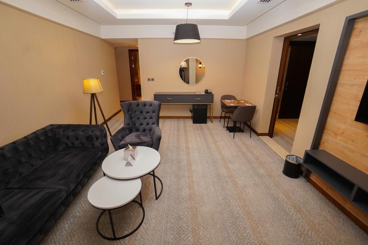 The Grand Lux Hotel Doha Exterior foto A suite at the hotel