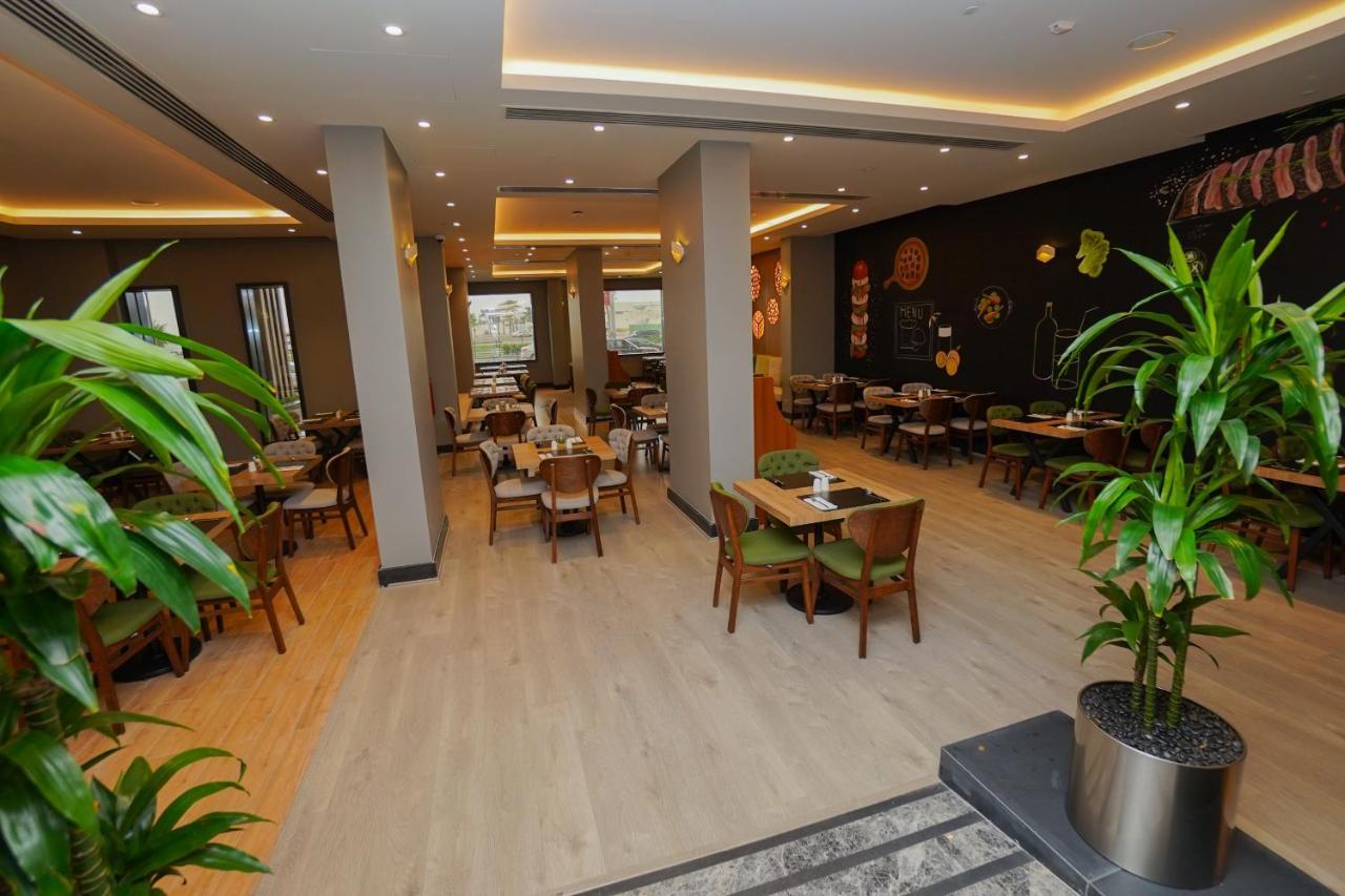 The Grand Lux Hotel Doha Exterior foto Restaurant
